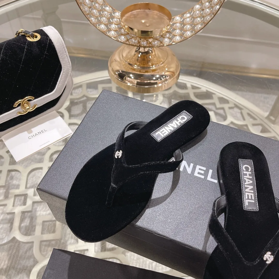 👟👟Ex-factory price 400👟👟 Chanel Xiaoxiang black herringbone flip-flops, simple, high-end and elegant ~ full of fragrance ~ very light on the foot ~ soft and comfortable, not stiff ~ no foot grinding ~ great foot feel ~ daily travel in summer ~ home vacation ~ easy to hod in various occasions ~ of course it must be beautiful in summer... ⇢✈ Upper: original 1:1 exclusive customized space cloth/sheepskin ⇢✈Outsole: original 1:1 exclusive molded genuine leather sole imported from Italy ⇢✈𝐒𝐈𝐙𝐄: 35-41 ⚠️Difference in market currency ~ high-end quality is definitely different‼ ️